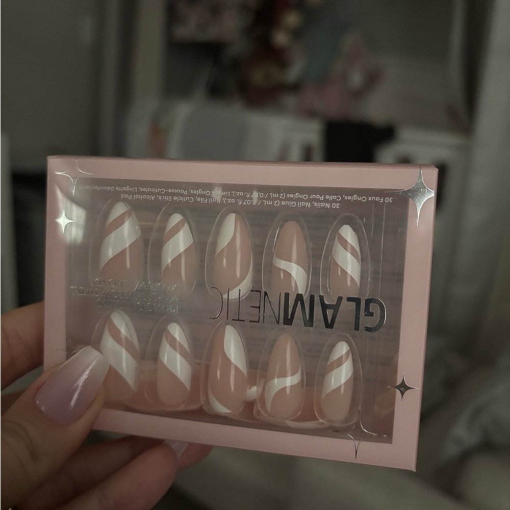 Glamnetic Marshmellow Swirl Nude and White Press-On Nails